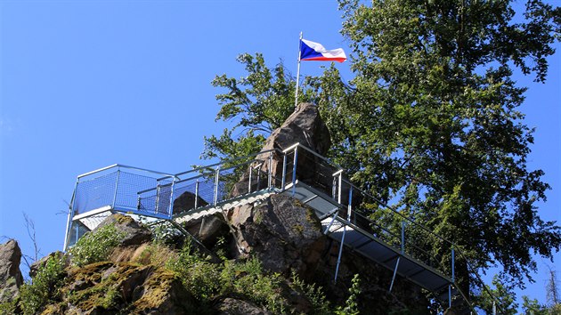 Ploina vznikla na Rossiho skle v dol Svratky ve Vru nedaleko Bystice nad Perntejnem. Na vrcholu u vlaje i esk vlajka.