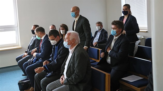 Obžalovaní v případu tragického pádu mostu ve Vilémově a jejich právní zástupci před jednáním okresního soudu v Havlíčkově Brodě.