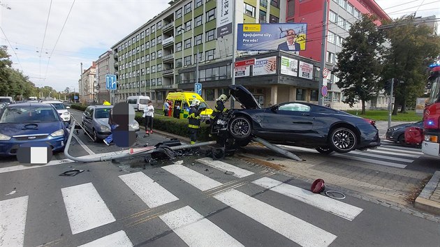 BMW pokodilo semafor a dal ti vozy.