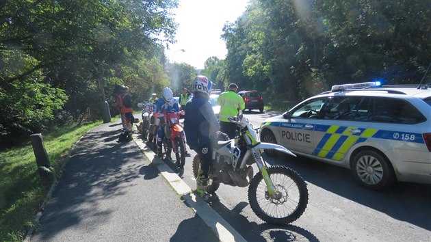 Každému z pětice řidičů motocyklů, které nesplňovaly podmínky k provozu na pozemních komunikacích, policisté uložili pokutu tisíc korun.