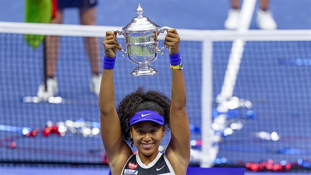 Naomi sakaov s trofej pro vtzku US Open.