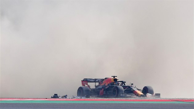 Monopost Red Bull Maxe Verstappena po nehod krtce po startu Velk ceny Tosknska formule 1.