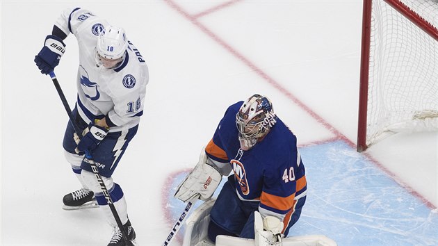 Ondej Palt z Tampa Bay Lightning v anci ped brankem New York Islanders Semjonem Varlamovem.