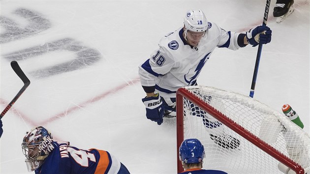 Ondej Palt z Tampa Bay Lightning prv pekonal branke New York Islanders Semjona Varlamova.