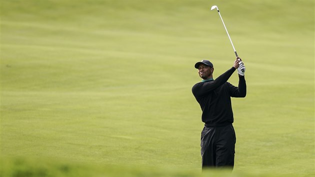 Tiger Woods pi trninkovm kole ped US Open na hiti Winged Foot.