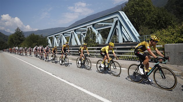 Primo Rogli mezi leny tmu Jumbo-Visma v sedmnct etap Tour France.