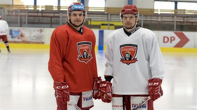 Dvojčata Kevin (vlevo) a Kelly Klímovi na tréninku hokejistů Hradce Králové.