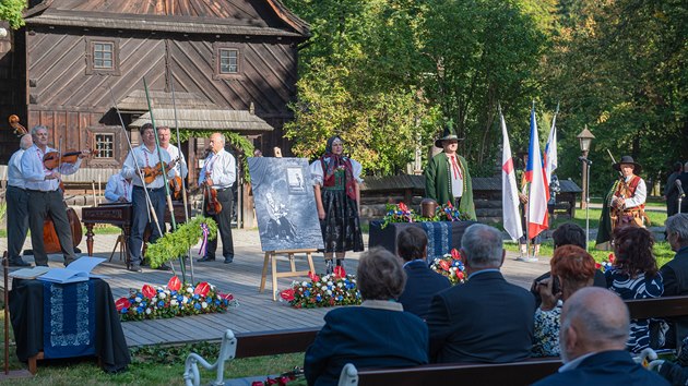 Pietn akt s uloenm ostatk Dany Ztopkov na valaskm Slavn ve skanzenu v Ronov pod Radhotm.