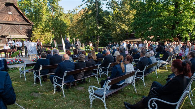 Pietn akt s uloenm ostatk Dany Ztopkov na valaskm Slavn ve skanzenu v Ronov pod Radhotm.