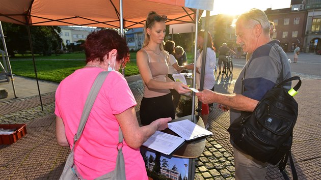 Na demonstraci proti stavb nov nemocnice ve Zln-Malenovicch dorazily na nmst Mru zhruba ti stovky lid.