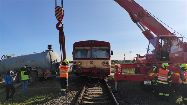Spn vlak narazil na nechrnnm pejezdu v Kunovicch do cisternovho vozku za traktorem.