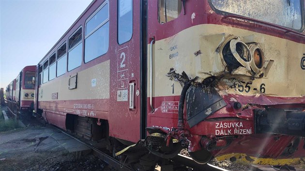 Spěšný vlak narazil na nechráněném přejezdu v Kunovicích do cisternového vozíku za traktorem.