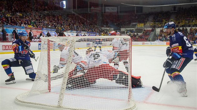 Brank Marek Mazanec zasahuje pro Hradec.