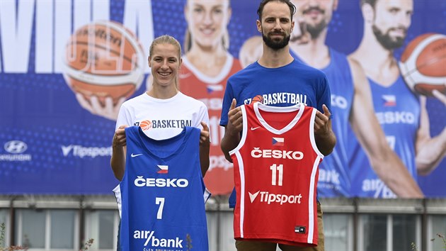 Zstupci nrodnch tm Kateina Elhotov a Vojtch Hruban pedstavili nov dresy eskch basketbalovch reprezentac.