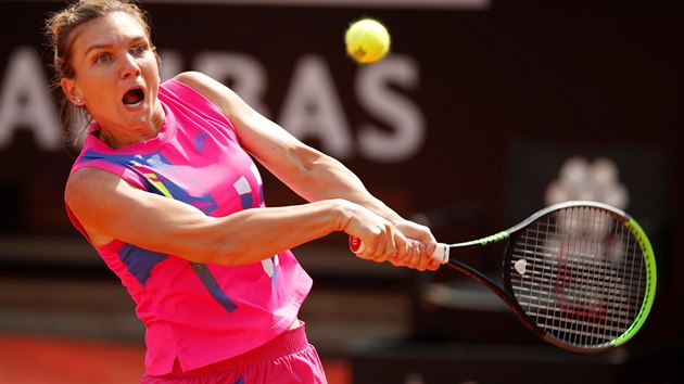 Rumunsk tenistka Simona Halepov v duelu s Juli Putincevovou z Kazachstnu.