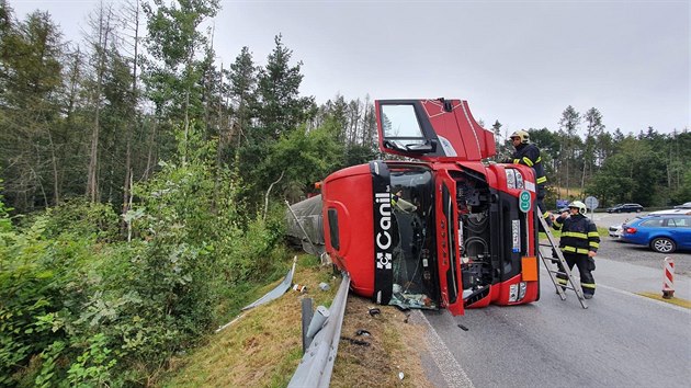 Pevrcen kamion s kyselinou na njezdu na dlnici D1. (10.9.2020)