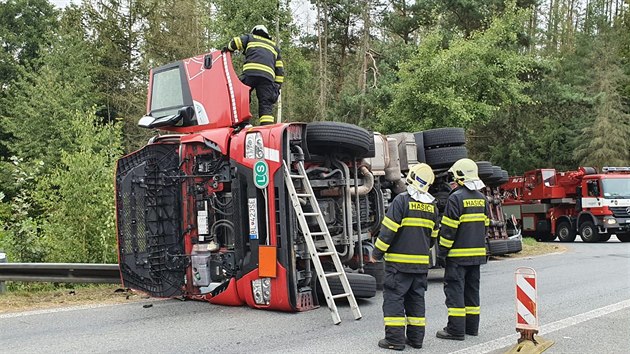 Pevrcen kamion s kyselinou na njezdu na dlnici D1. (10.9.2020)