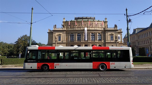 Prvn autobus v nov edo-erven barv. (16.9.2020)