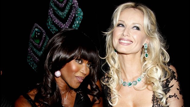 Adriana Sklena��kov�-Karembeu se svou kolegyn�, modelkou Naomi Campbellovou v roce 2008.