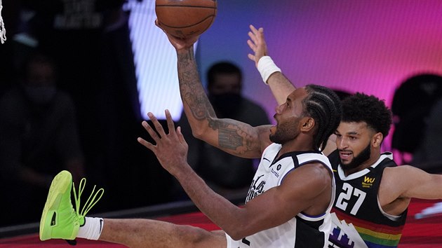 Kawhi Leonard (v blm) z LA Clippers zakonuje kolem Jamala Murrayho z Denveru.