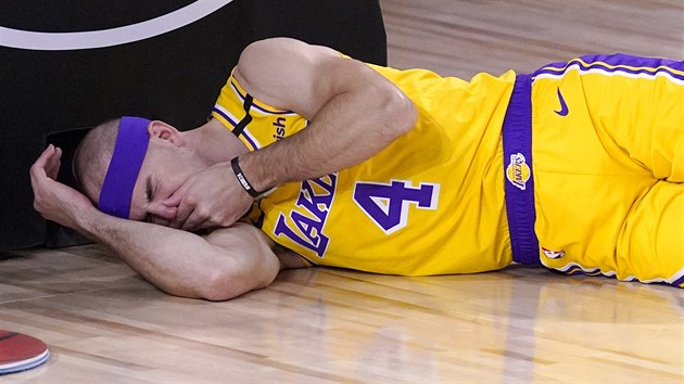 Alex Caruso z LA Lakers se dr za nos.