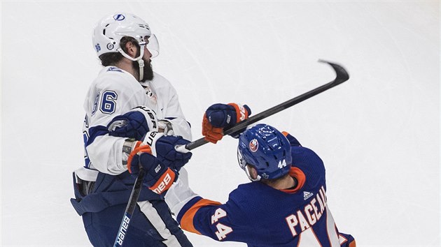 Nikita Kuerov (86) z Tampa Bay Lightning a Jean-Gabriel Pageau (44) z New York Islanders pi krtk avlovace.