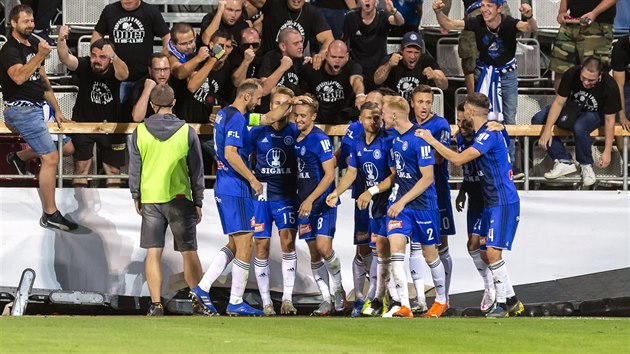 Fotbalist Olomouce se raduj z glu. Tet zleva stelec glu David Houska, vlevo u nj Roman Hubnk.