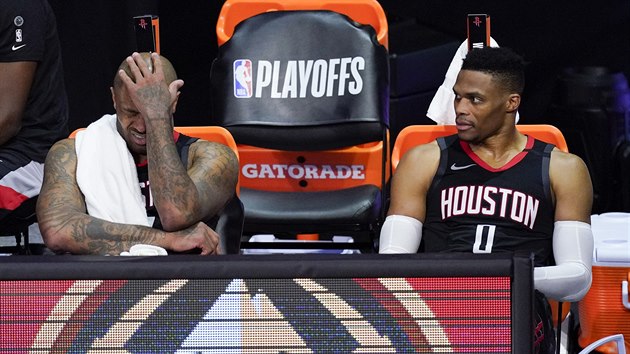 P. J. Tucker (vlevo) a Russell Westbrook sed zklaman na lavice, u tu, e Houstonu skon sezona.