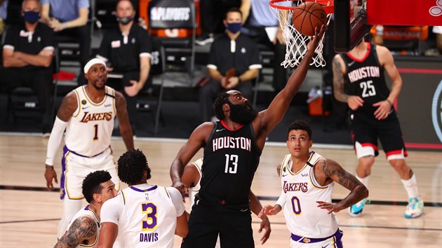 James Harden (13) z Houstonu zakonuje na ko Los Angeles Lakers.