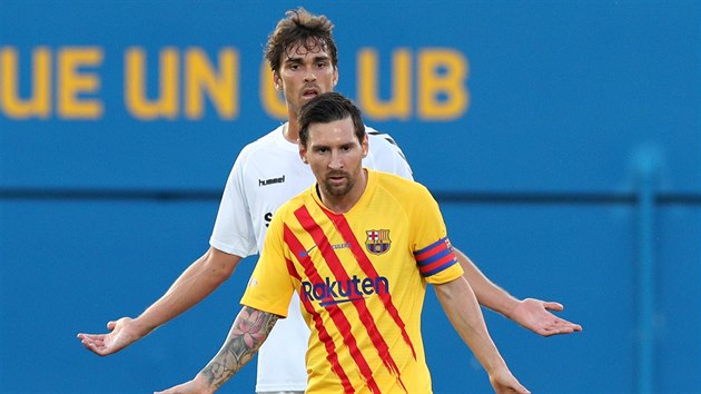 Lionel Messi z Barcelony v přípravném zápase s Gimnastic Tarragona, brání ho Javier Ribelles Alfonso.