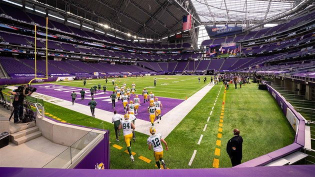 Aaron Rodgers (12) a jeho spoluhri z Green Bay Packers m do zpasu s Minnesota Vikings.