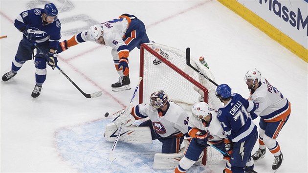 Ondej Palt (vlevo) z Tampa Bay se tla do ance v zpase s NY Islanders.