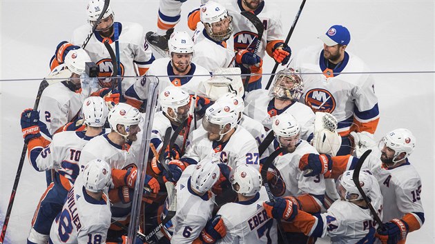 Hokejist New York Islanders se raduj z vhry.