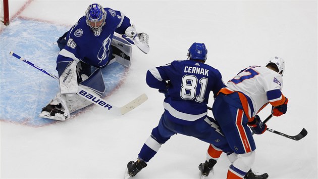 Erik ernk (81) z Tampa Bay Lightning pomh branki Andrejovi Vasilevskmu proti Andersovi Lee z New York Islanders.