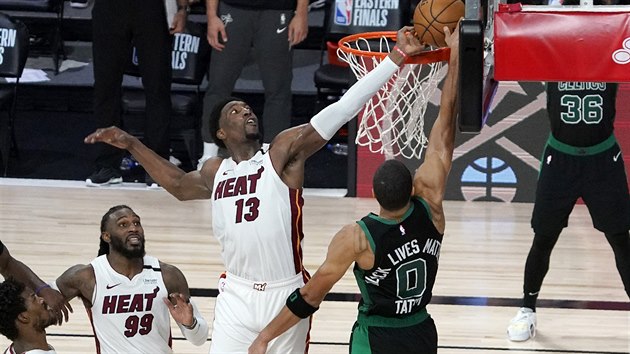 Bam Adebayo (13) z  Miami blokuje Jaysona Tatuma (0) z Bostonu.