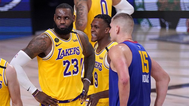 LeBron James (23) a Rajon Rondo (9) z LA Lakers s Nikola Joki z Denveru bhem pauzy na prozkoumn videa