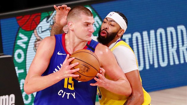 Nikola Joki (15) z Denveru se dere ke koi LA Lakers, brn ho Anthony Davis.