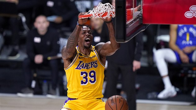 Dwight Howard z LA Lakers smeuje do koe Denver Nuggets.