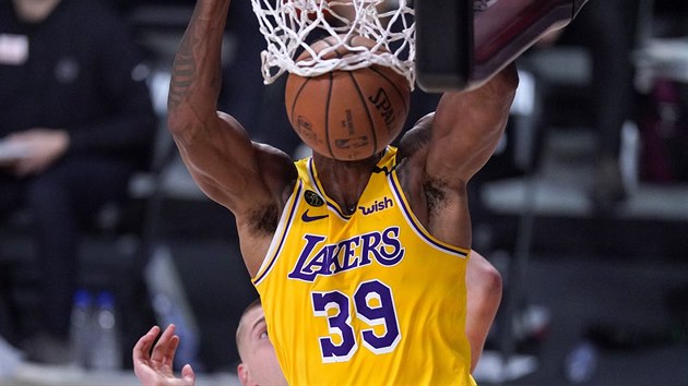 Dwight Howard z LA Lakers smeuje do koe Denver Nuggets.