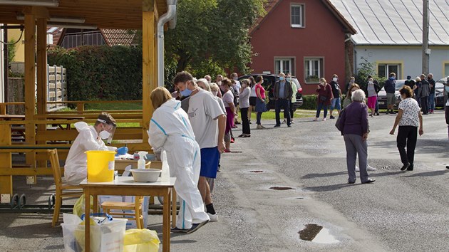 Obyvatelé Nové Vsi u Plzně přicházejí k hromadnému odběru vzorků v rámci testování na covid-19. Nákaza se zde objevila po hasičské zábavě. (10. 9. 2020)
