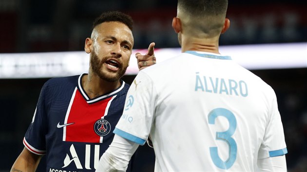 Neymar v dresu Paris St. Germain si nco drazn vysvtluje s Alvarem Gonzlezem z Marseille.