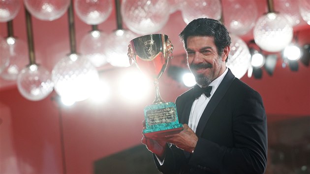 Cenu za nejlep musk hereck vkon dostal Ital Pierfrancesco Fabino na 77. filmovm festivalu v Bentkch. Porota ho ocenila za vkon ve filmu Padrenostro. (12. z 2020)