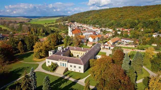 Od roku 2008 je majitelem zámku a parku Olomoucký kraj. Zámek je veřejnosti zpřístupněn od roku 2016 od dubna do října. Denně můžete navštívit zámecký park, který patří mezi nejcennější romantické krajinářské realizace v České republice.