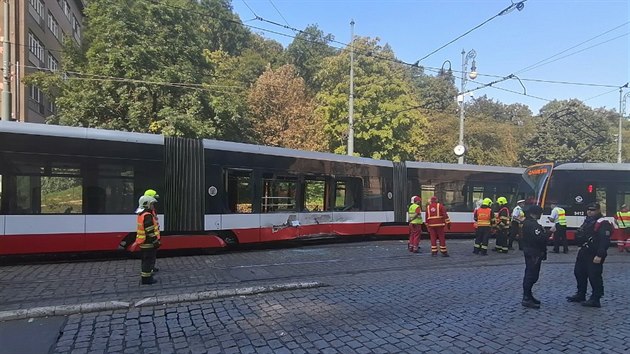 Nehoda dvou tramvaj komplikuje provoz na praskm jezd. Jeden lovk utrpl lehk zrann, hasii nemuseli nikoho vyproovat. (12. 9. 2020)