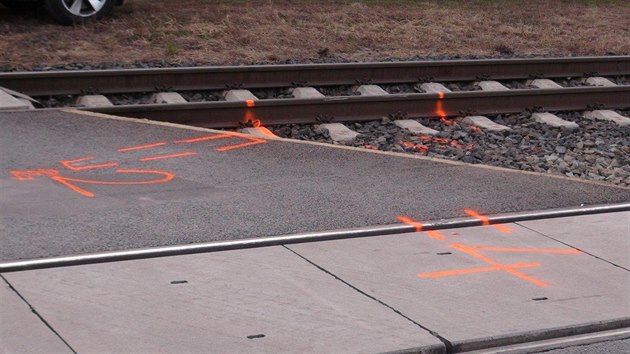 Na elezninm pejezdu na kraji Velkho Oseka na Kolnsku se v ptek vpodveer srazil motork s vlakem. (18. 9. 2020)