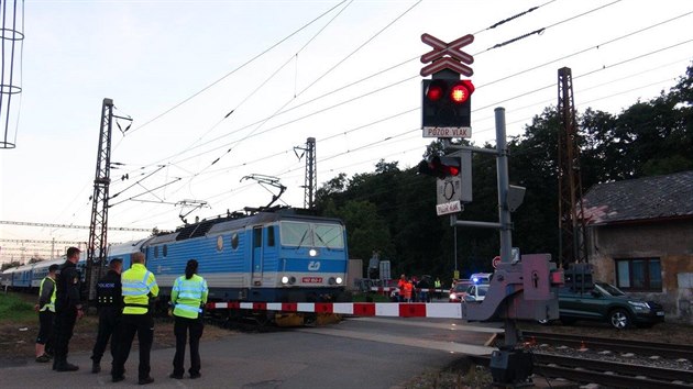 Na elezninm pejezdu na kraji Velkho Oseka na Kolnsku se v ptek vpodveer srazil motork s vlakem. (18. 9. 2020)