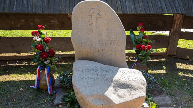 Pietn akt s uloenm ostatk Dany Ztopkov na valaskm Slavn ve skanzenu v Ronov pod Radhotm (18. 9. 2020)