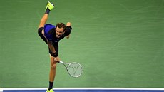 Daniil Medvedv podává v semifinále US Open.