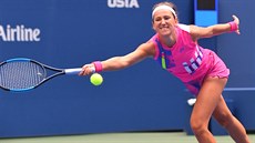 Viktoria Azarenková se natahuje po míku ve finále US Open.