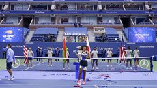 Naomi Ósakaová drí trofej pro vítzku US Open.